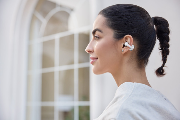 Shokz OpenDots 2 Weiß produkt in gebrauch