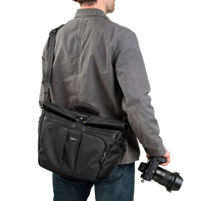 Think Tank FocusPoint Crossbody 13L Schwarz produkt in gebrauch