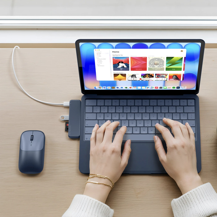 Satechi USB-C Snap Hub Indigo produkt in gebrauch