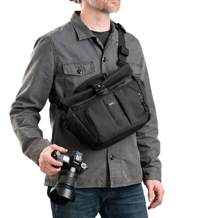Think Tank FocusPoint Crossbody 8L Schwarz produkt in gebrauch