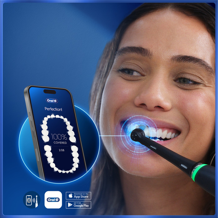 Oral-B iO 5N Schwarz und Weiß Doppelpack produkt in gebrauch