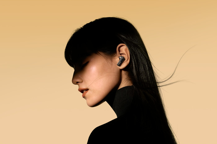 HUAWEI FreeBuds 4 Pro Black product in use