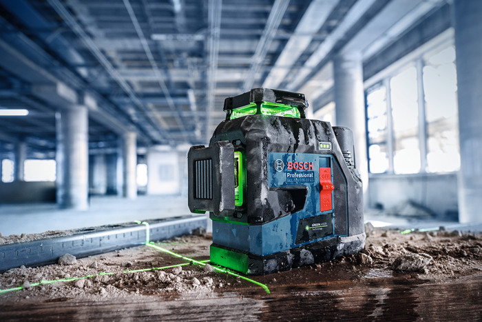 Bosch Professional GLL 12V-100-33 CG product in use