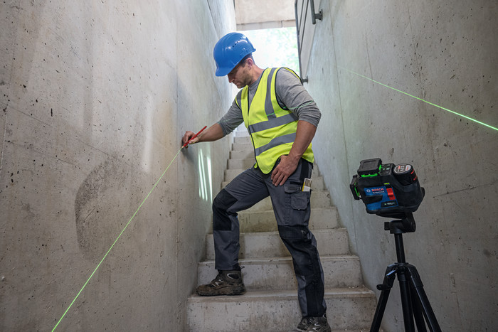 Bosch Professional GLL 12V-100-33 CG product in use