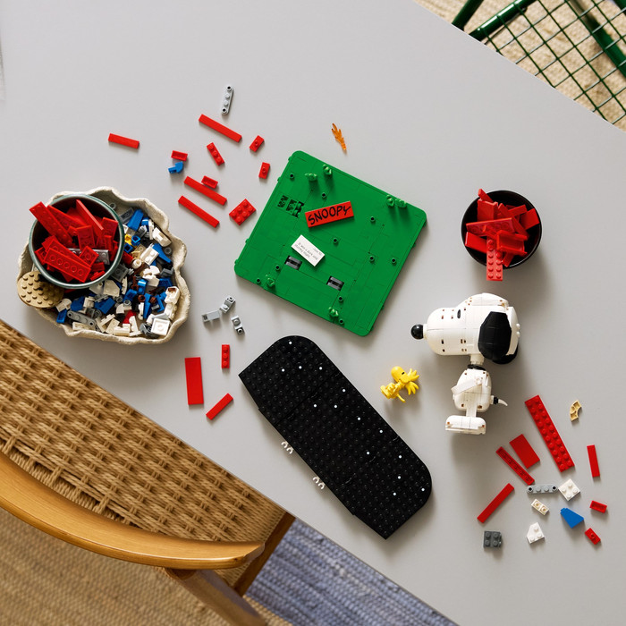 LEGO Ideas Peanuts: Snoopys Hundehütte 21368 produkt in gebrauch