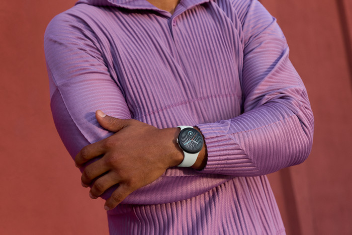 Google Pixel Watch 5 Silber 45 mm produkt in gebrauch