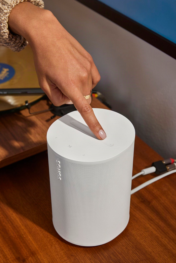 Sonos Era 100 SL Weiß produkt in gebrauch