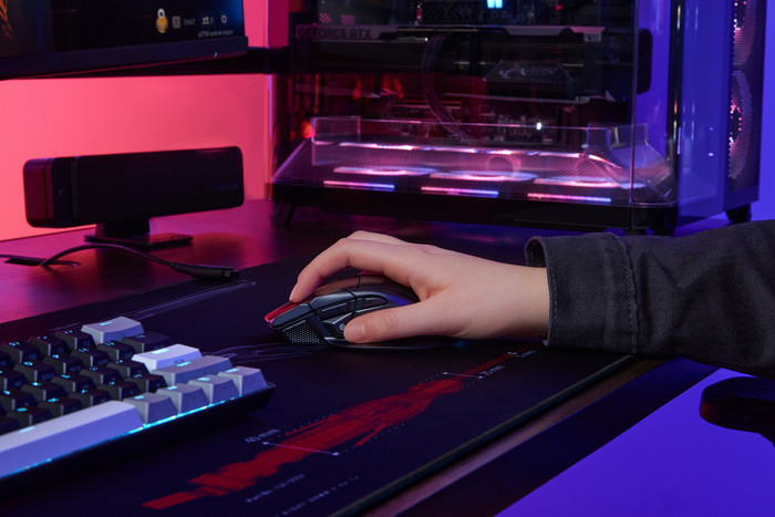 Corsair Nightsword V2 Stream Deck Wireless Gaming Mouse Black product in use
