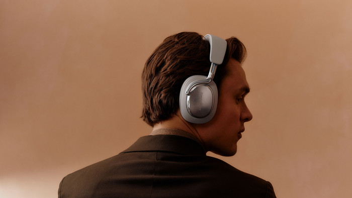 Bowers & Wilkins Px8 S2 Pearl Blue produkt in gebrauch