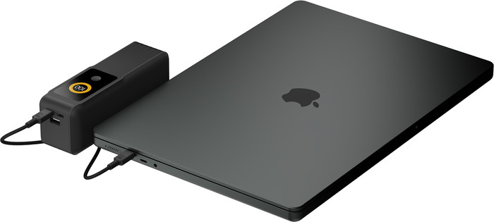 Xtorm NextGen 70 W Powerbank 27.000 mAh Schwarz produkt in gebrauch