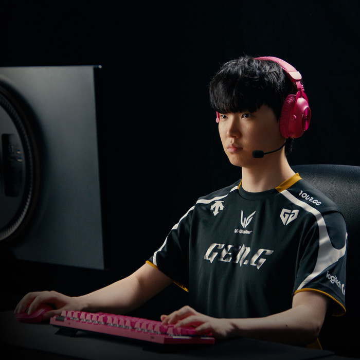 Logitech G PRO X Superlight 2 Lightspeed Kabellose Gaming-Maus Magenta produkt in gebrauch