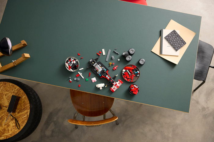 LEGO Icons F1 Ferrari und Michael Schumacher 11375 produkt in gebrauch