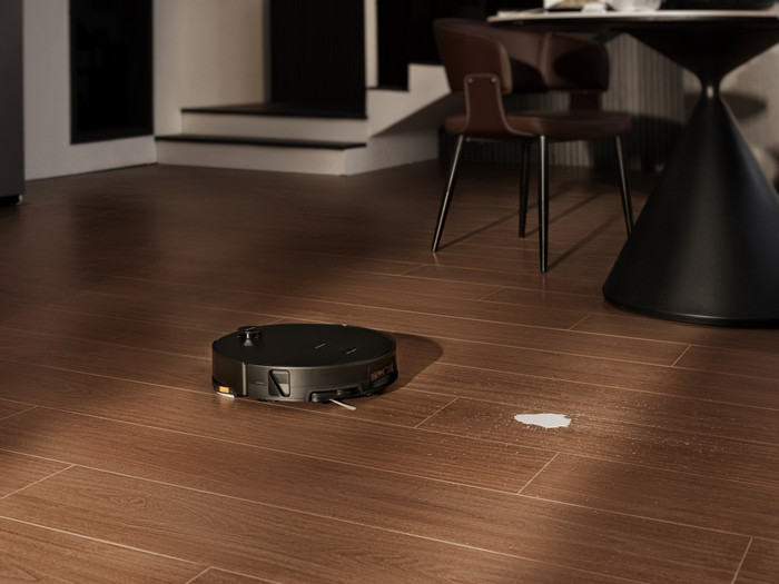 Roborock Saros 20 Sonic Complete Black produkt in gebrauch