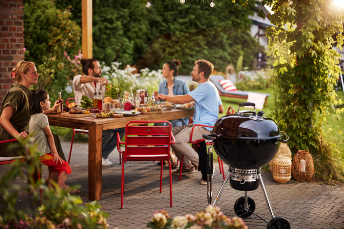 Weber Master-Touch GBS E-5750 57cm Black + Weber Premium Cover 57cm product in use