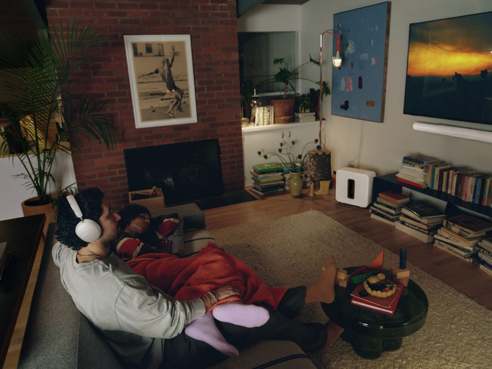Sonos Ace Ultra Weiß produkt in gebrauch