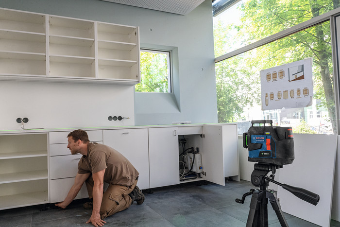 Bosch Professional GLL 12V-100-33 CG product in use