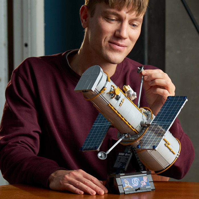 LEGO Icons Hubble-Weltraumteleskop 11382 produkt in gebrauch