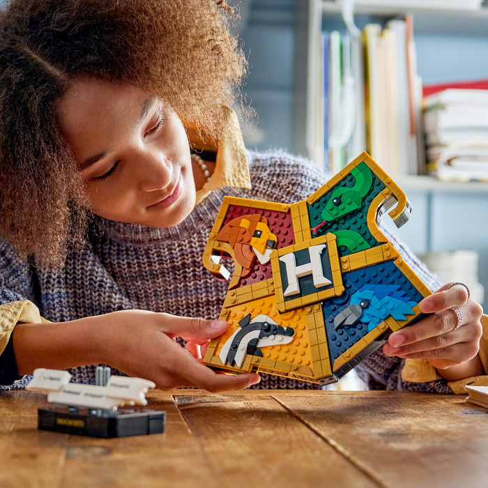 LEGO Harry Potter Hogwarts Hauswappen 76462 produkt in gebrauch