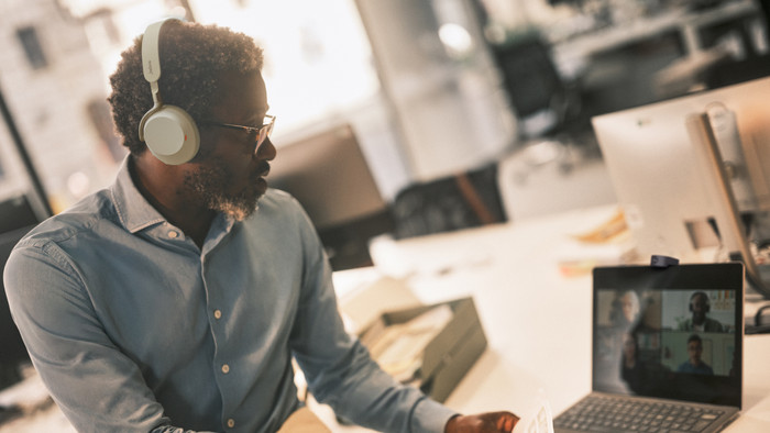 Jabra Evolve3 75 UC Link390c Kabelloses Office-Headset Grau produkt in gebrauch