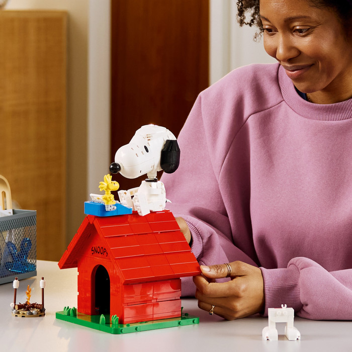 LEGO Ideas Peanuts: Snoopys Hundehütte 21368 produkt in gebrauch