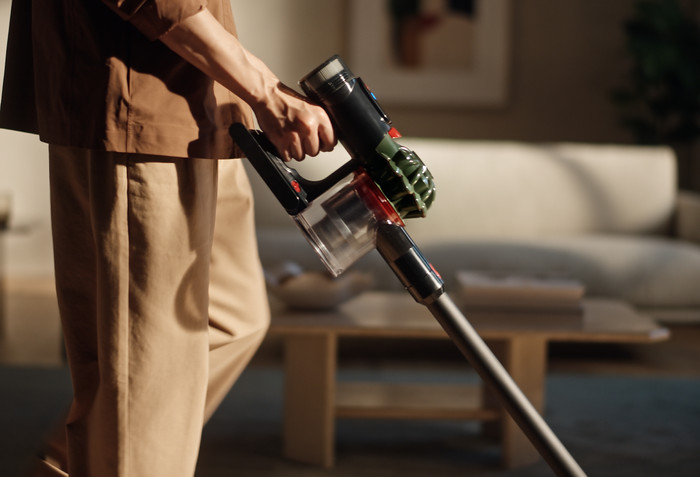 Dyson V8 Cyclone Fluffy product in use
