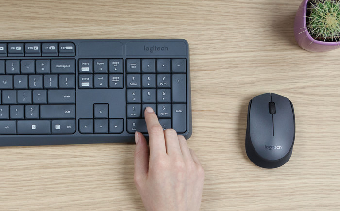 Logitech MK235 kabellose Tastatur und Maus QWERTZ product in use