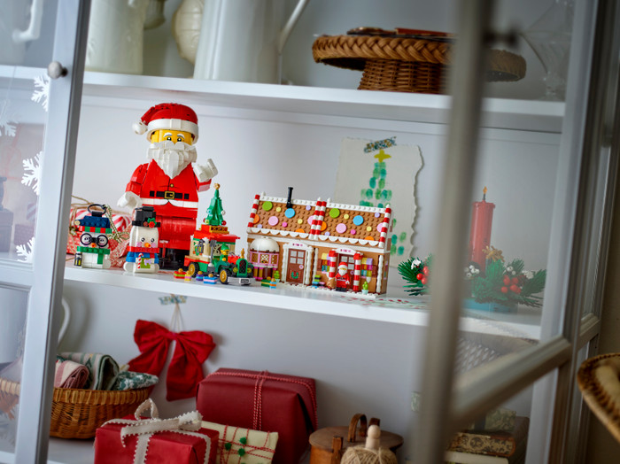 LEGO Large Santa Minifigure 40820 product in use
