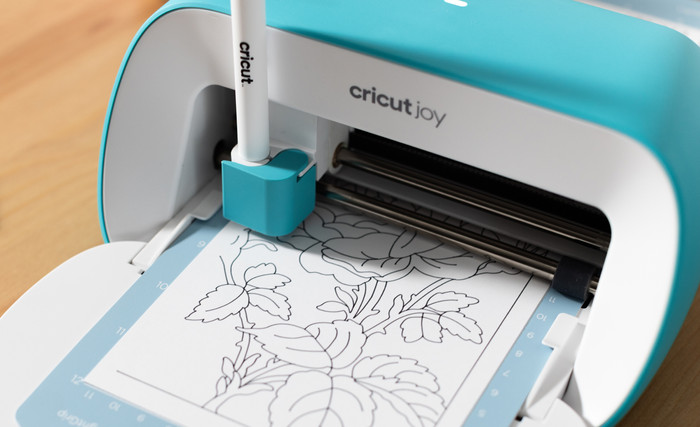Cricut Permanent Metallic Markers 1.0mm (Set of 3) + Adapter product in use