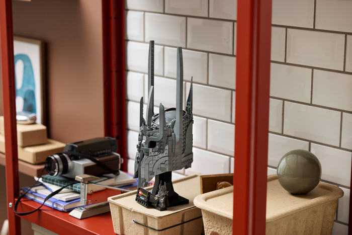 LEGO Icons Der Herr der Ringe: Saurons Helm 11373 produkt in gebrauch