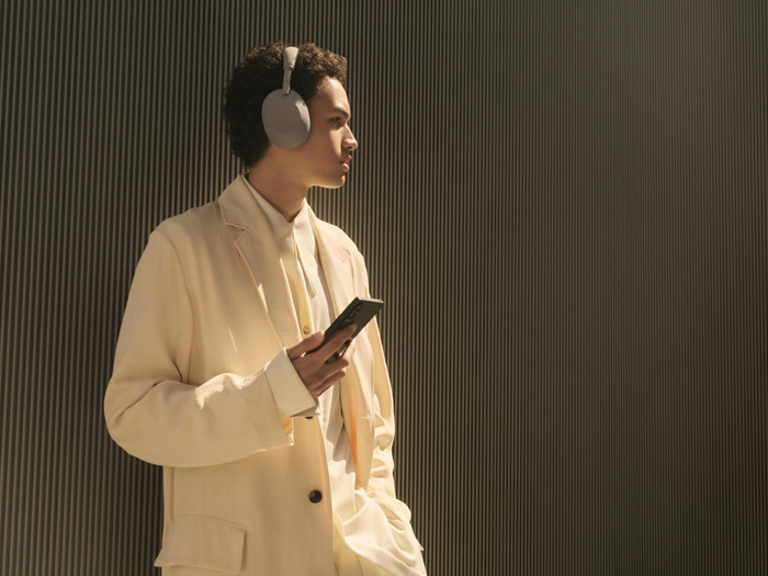 Sony WH1000XM6 Sandstone produkt in gebrauch