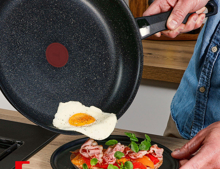Tefal Ceramic Control Grey Wok 28 cm produkt in gebrauch