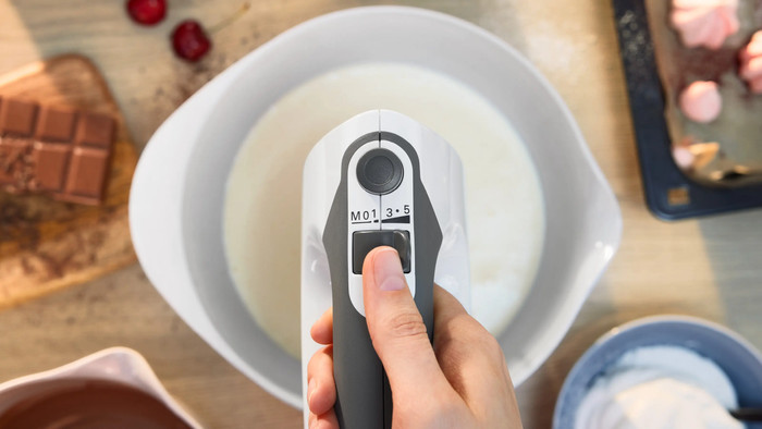 Bosch MFQ37470 ErgoMixx Weiß produkt in gebrauch
