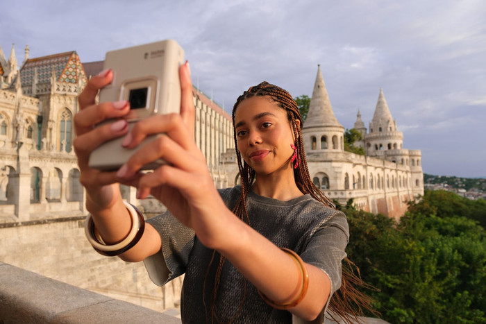 Fujifilm Instax Mini LiPlay+ Sand Beige produkt in gebrauch