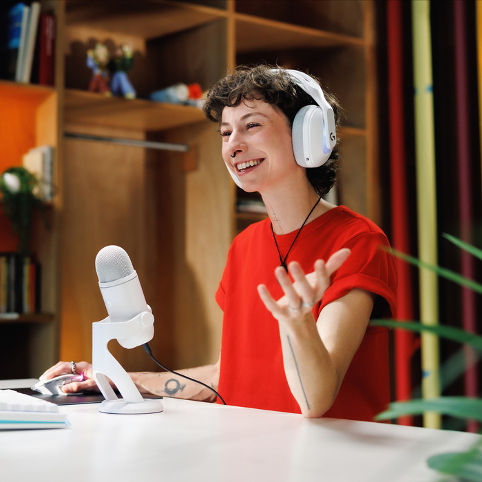 Blue Yeti 2 White product in use