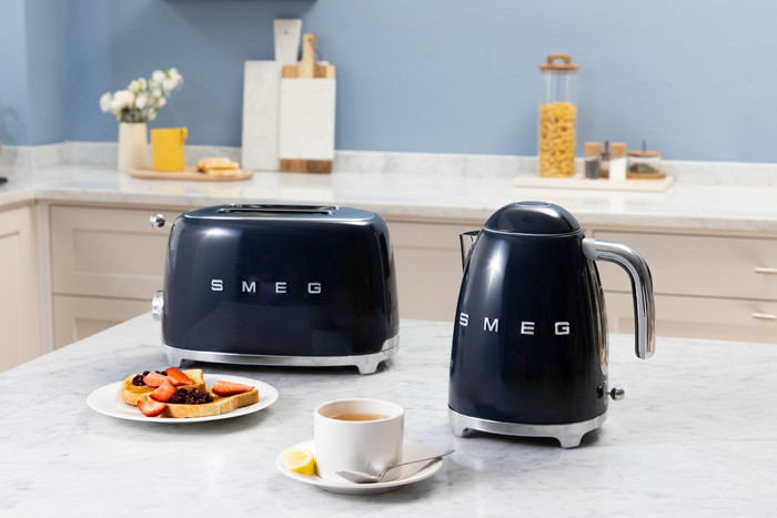 SMEG TSF01NBEU Navy Blue product in use