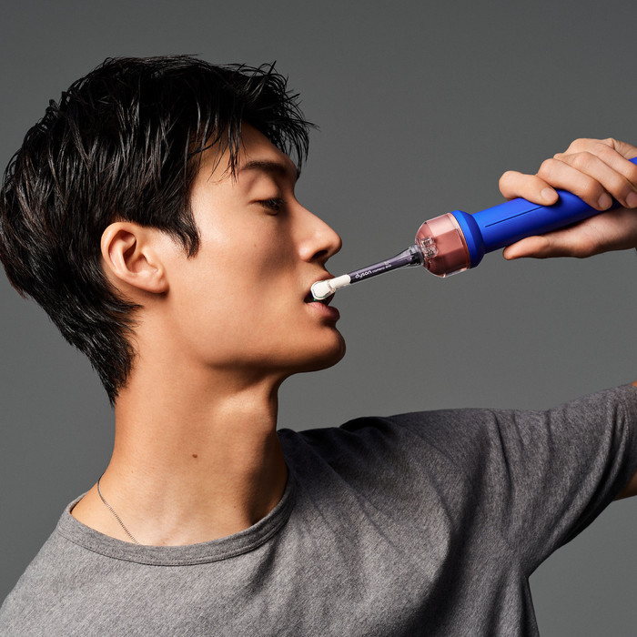 Dyson CameraJet Ceramic Ultra Blue produkt in gebrauch