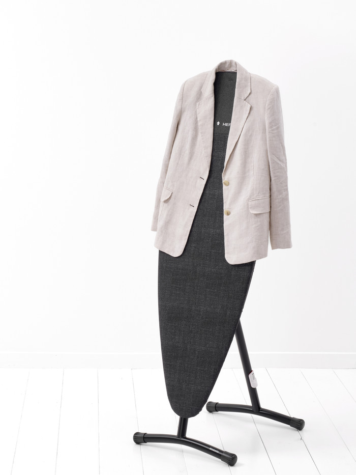 Brabantia Bügelbrett und Dampfbrett D - 2 in 1  135 x 45 cm - Denim Black produkt in gebrauch