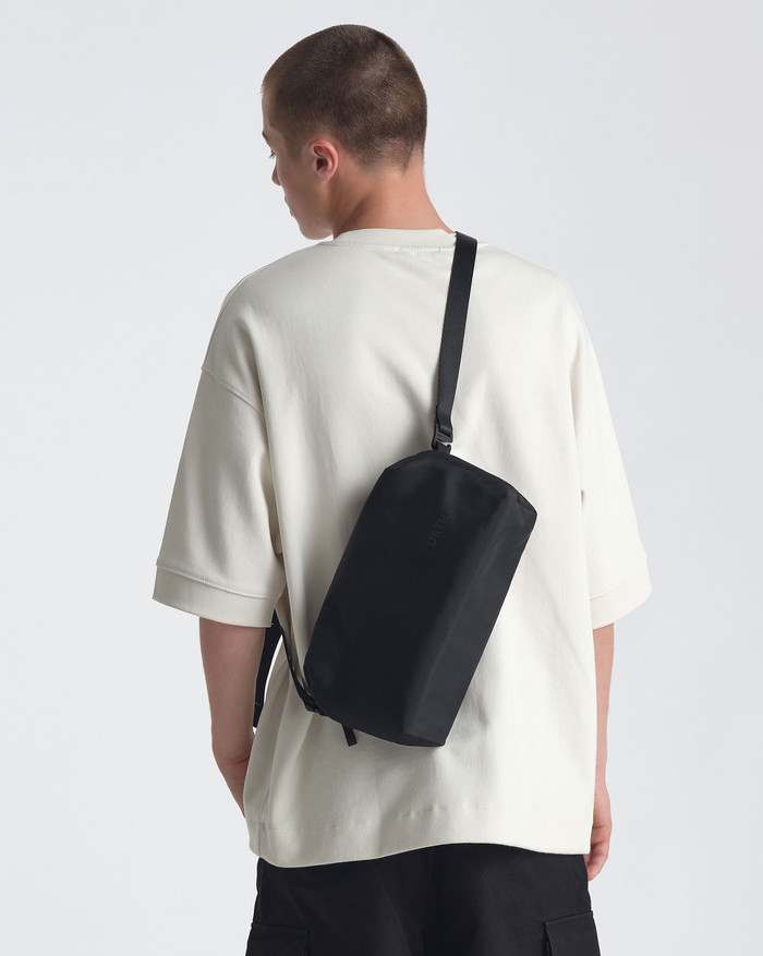 Urth Dolomite 5,1 L Camera Sling Schwarz produkt in gebrauch
