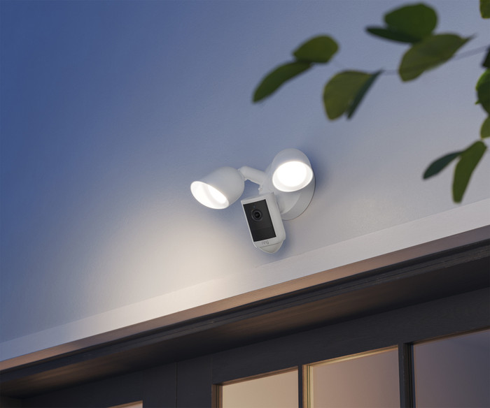 Ring Floodlight Cam 2. Generation Weiß produkt in gebrauch