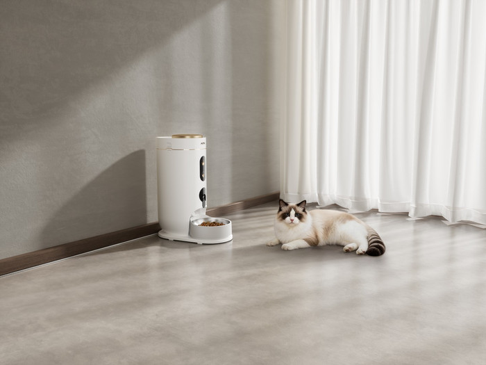 Mova Pet NutriPal 10 Ultra White product in use