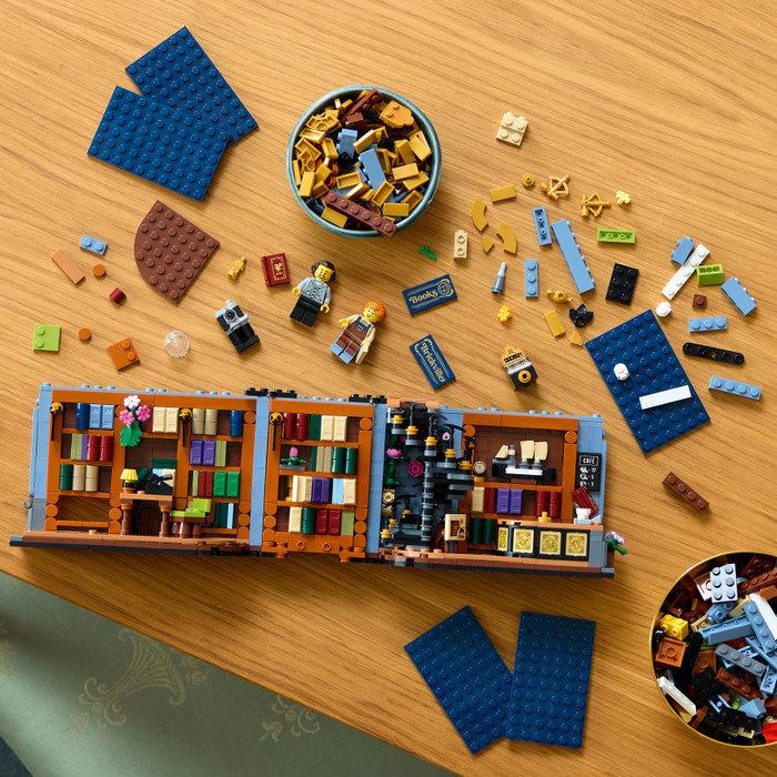 LEGO Icons Bookend: Bookstore 11379 product in use