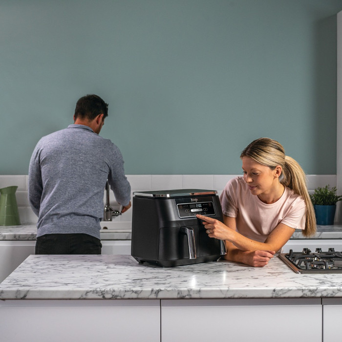 Ninja Foodi Dual Zone Heißluftfritteuse AF200EU produkt in gebrauch