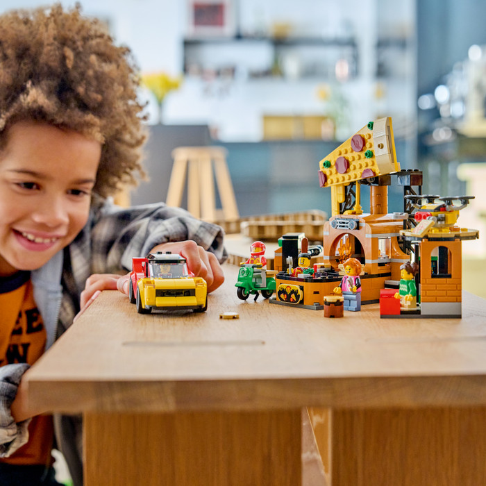LEGO City Pizza-Liefererlebnis mit Fahrzeugen 60496 produkt in gebrauch