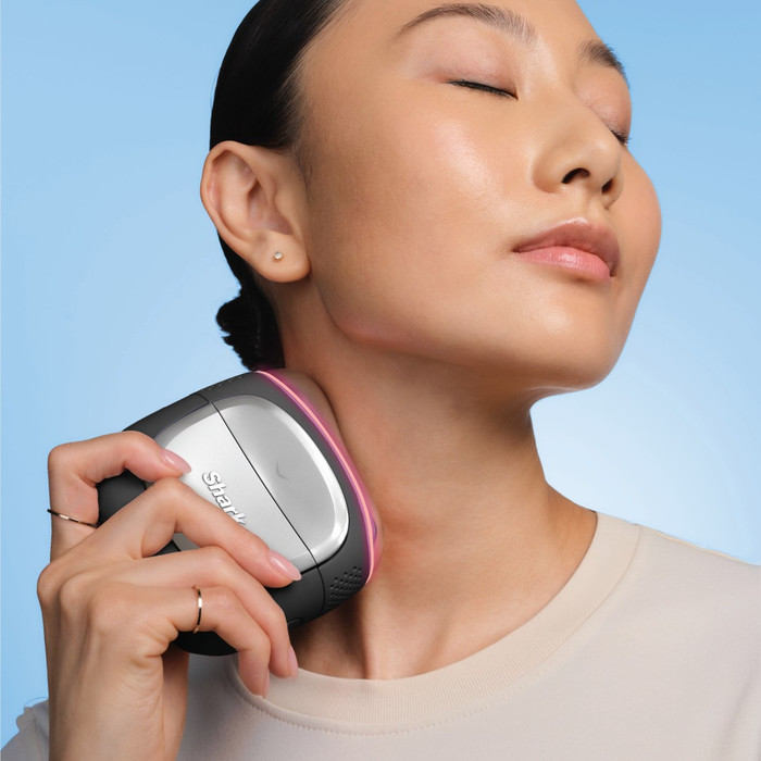 Shark FacialPro Glow + DePuffi FH320EUBK Schwarz produkt in gebrauch