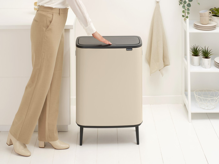 Brabantia Bo Touch Bin Hi Mülleimer 2 x 30 Liter Soft Beige produkt in gebrauch