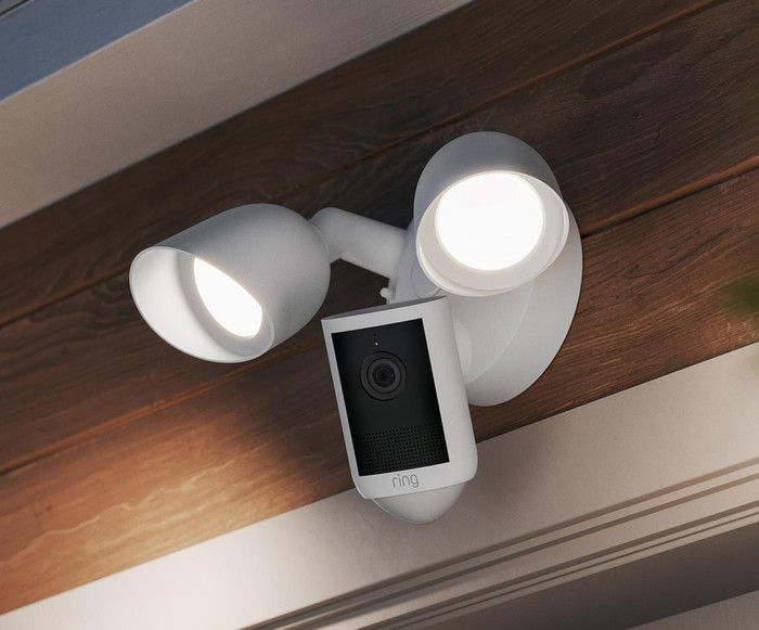Ring Floodlight Cam 2. Generation Weiß produkt in gebrauch