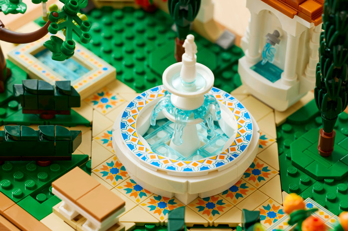 LEGO Icons Fountain Garden 10359 detail