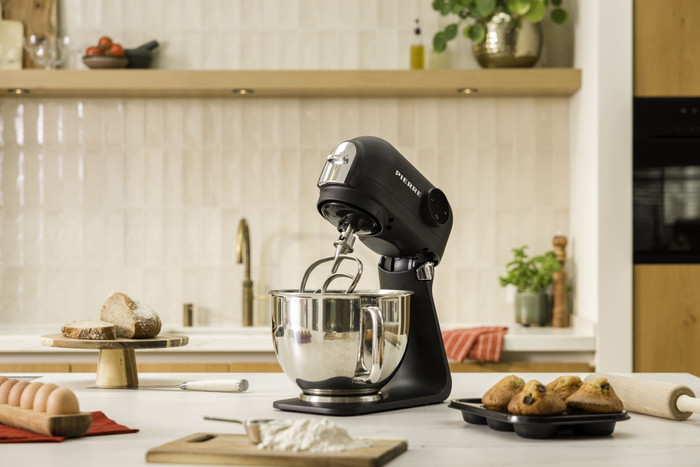 Pierre Patissier Design Stand Mixer SM7000 Matte Black product in use