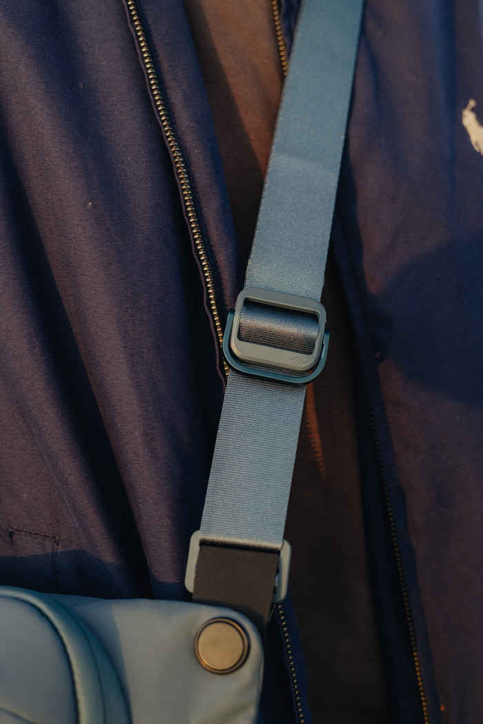 Peak Design Everyday Sling 6L Ocean product in use