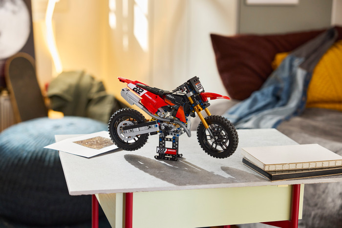 LEGO Technic Ducati Desmo450 MX Factory Motorrad 42238 produkt in gebrauch